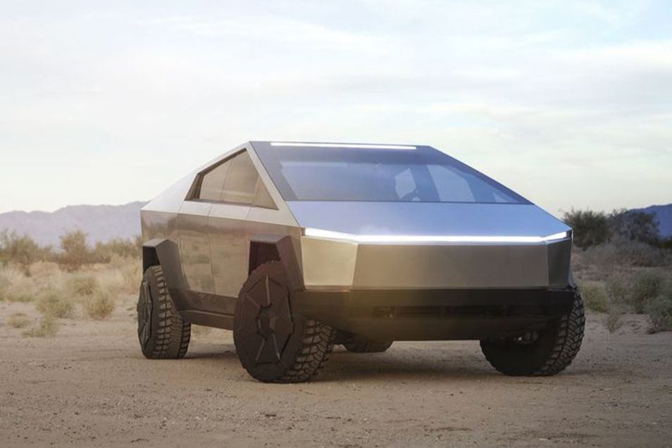 Svět se směje Cybertrucku. Uvízl v terénu, vytáhnout ho musel Ford